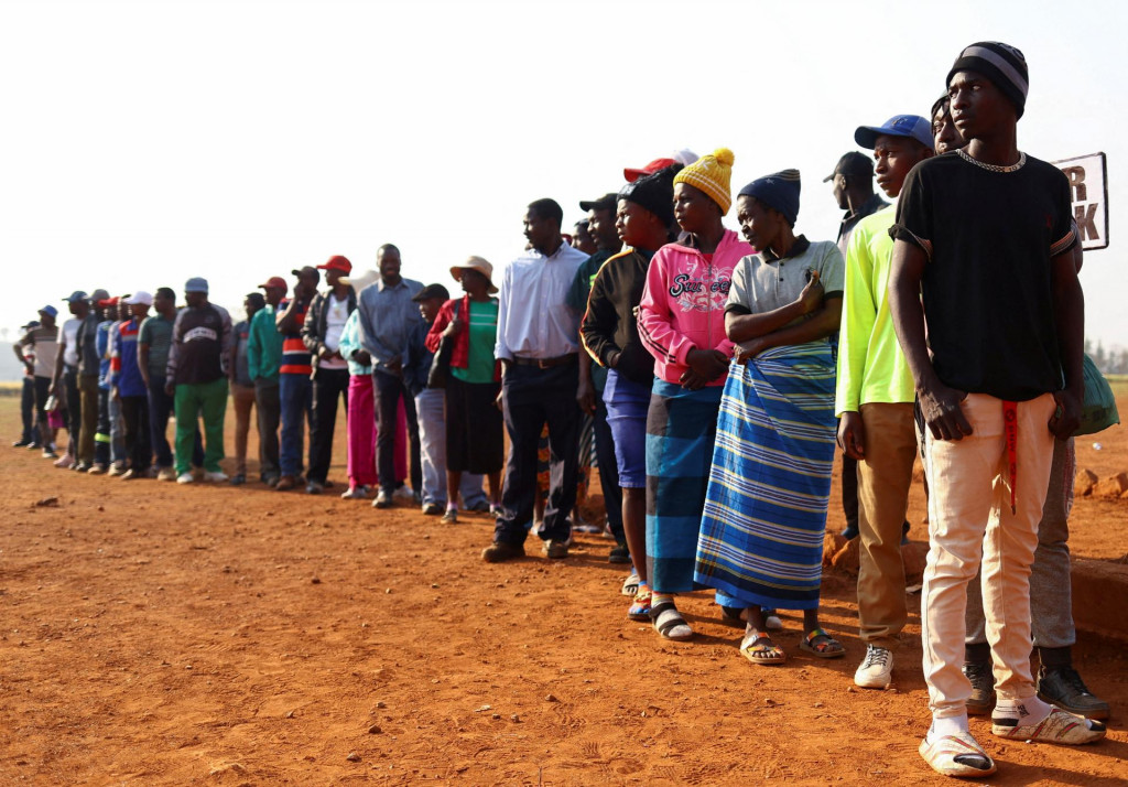 Miestni obyvatelia čakajú na odovzdanie svojich hlasov počas všeobecných volieb v zimbabwianskom meste Kwekwe. FOTO: Reuterse