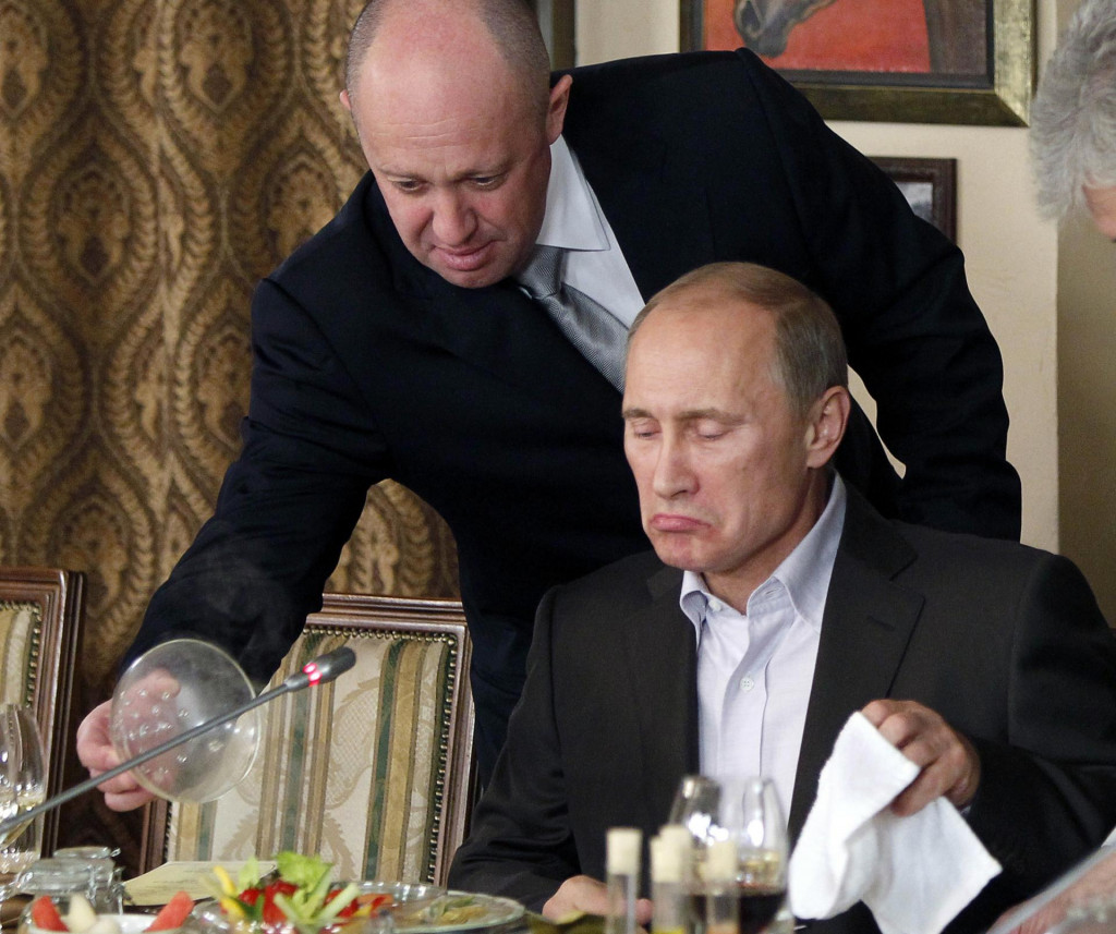 Na archívnej snímke z 11. novembra 2011 Jevgenij Prigožin servíruje jedlo vtedajšiemu ruskému premiérovi Vladimirovi Putinovi v Moskve. FOTO: TASR/AP