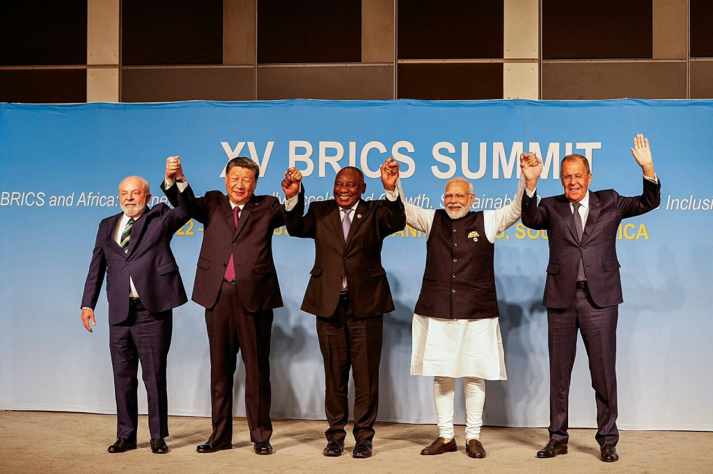 Zástupcovia členských štátov BRICS (zľava) brazílsky prezident Luiz Inácio Lula da Silva a jeho kolegovia Si Ťin-pching z Číny, hostiteľ Cyril Ramaphosa z JAR, indický premiér Nárendra Módí a ruský minister zahraničia Sergej Lavrov. FOTO: Reuters