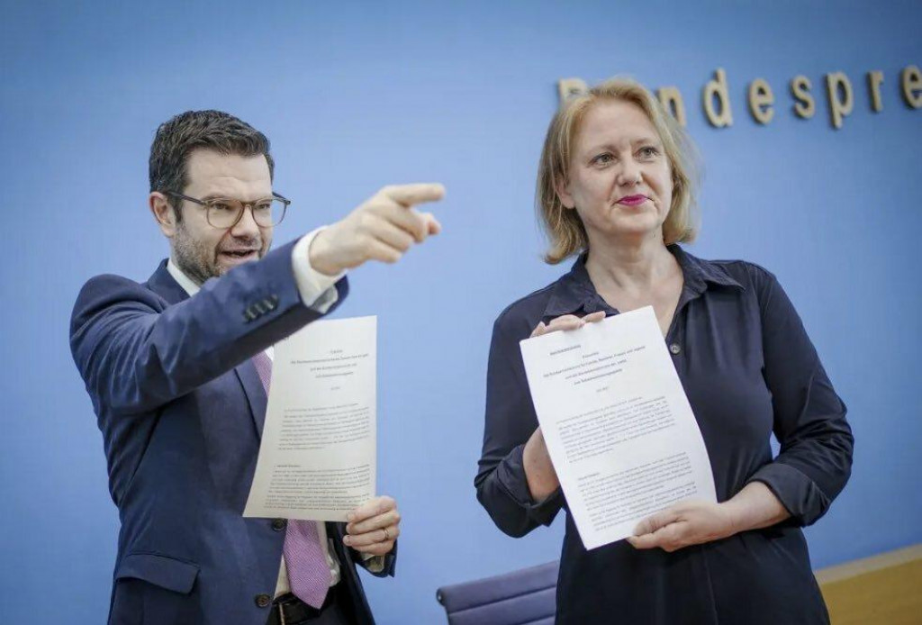 Minister spravodlivosti Marco Buschmann a Lisa Paus, nemecká ministerka pre rodinné záležitosti s novým zákonom o zmene pohlavia.