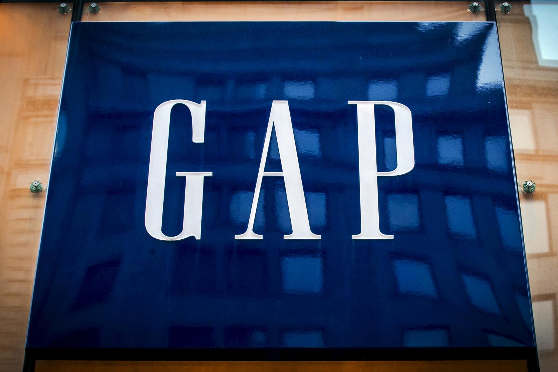 Tržby amerického odevného reťazca Gap opäť klesli