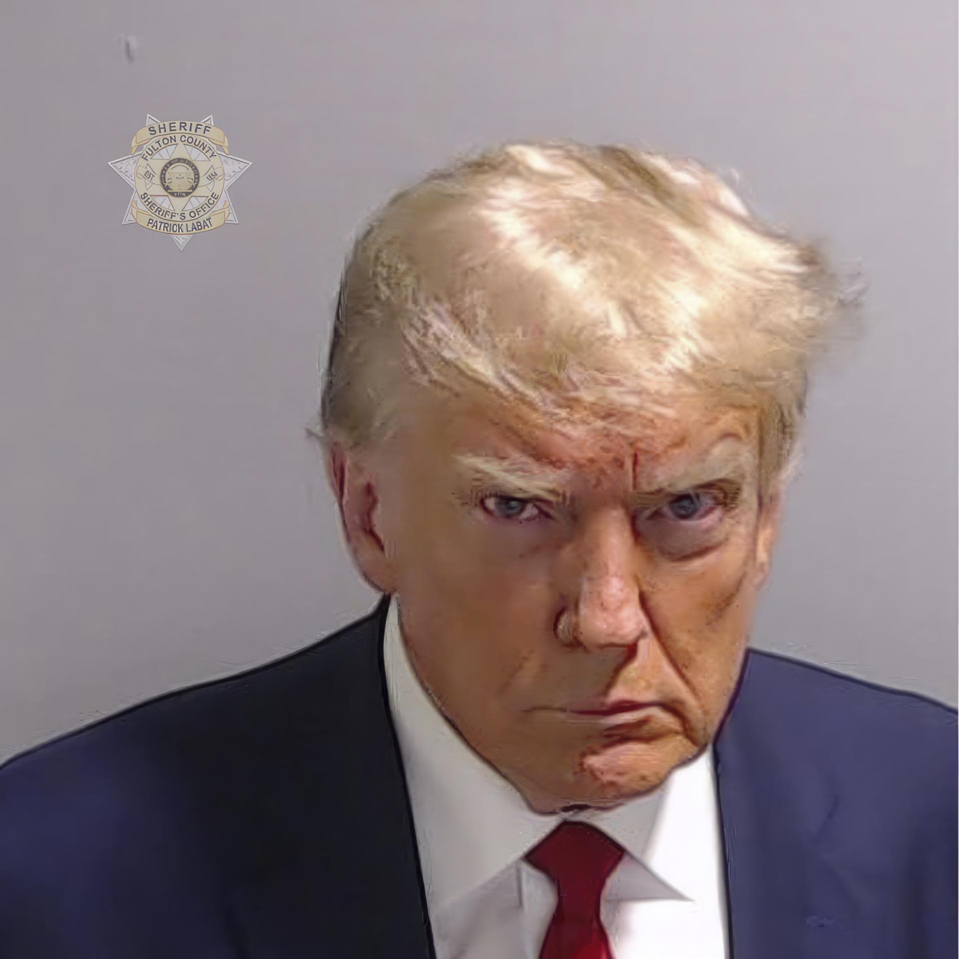 Trumpova policajná fotografia z väzenia sa rýchlo stala symbolom jeho kampane