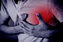 Pre infarkt je typická zvieravá, pálčivá či tlaková, nepresne lokalizovaná bolesť za hrudnou kosťou.