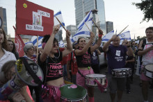Tisíce žien vyšli do ulíc ultraortodoxného predmestia izraelského Tel Avivu, aby vyjadrili nespokojnosť. FOTO: TASR/AP