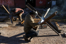 Obyvatelia Užhorodu vyrábajú protitankové prekážky na obranu mesta. FOTO: Reuters
