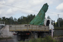 Nákladné auto odchádza s časťou súkromného lietadla, ktoré malo patriť Jevgenijovi Prigožinovi, šéfovi žoldnierskej Wagnerovej skupiny z miesta pádu v Tverskej oblasti. FOTO: TASR/AP