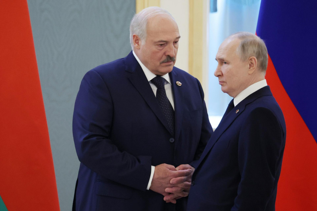 Bieloruský prezident Alexander Lukašenko (vľavo) a ruský prezident Vladimir Putin diskutujú počas stretnutia v Moskve. FOTO: TASR/AP
