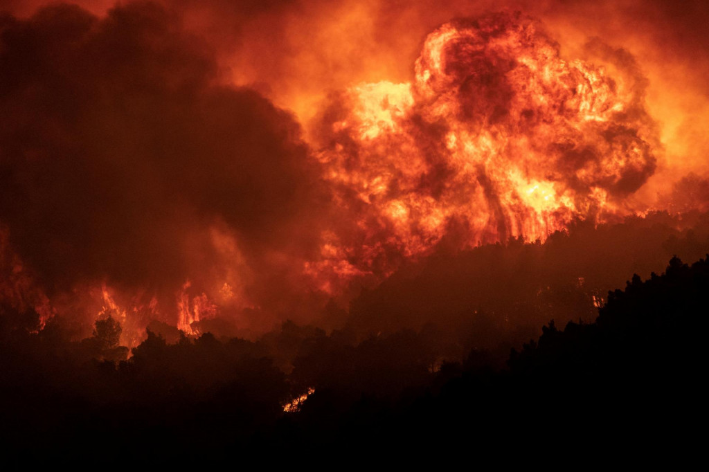Lesný požiar na hore Parnitha, v Aténach, Grécko. FOTO: Reuters