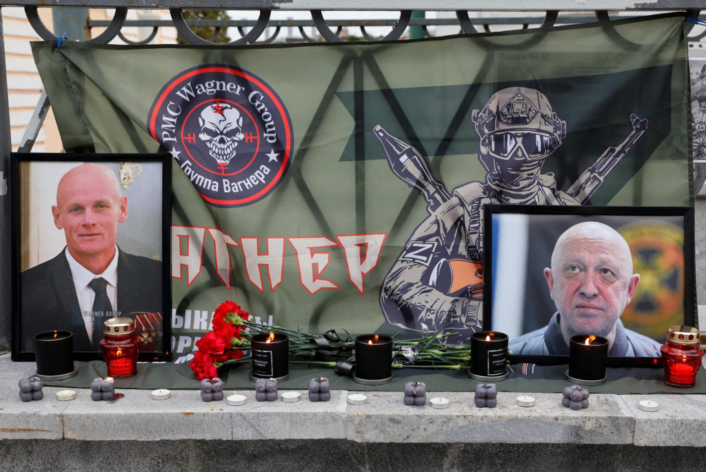 Improvizovaný pamätník Jevgenija Prigožina a Dmitrija Utkina. FOTO: Reuters