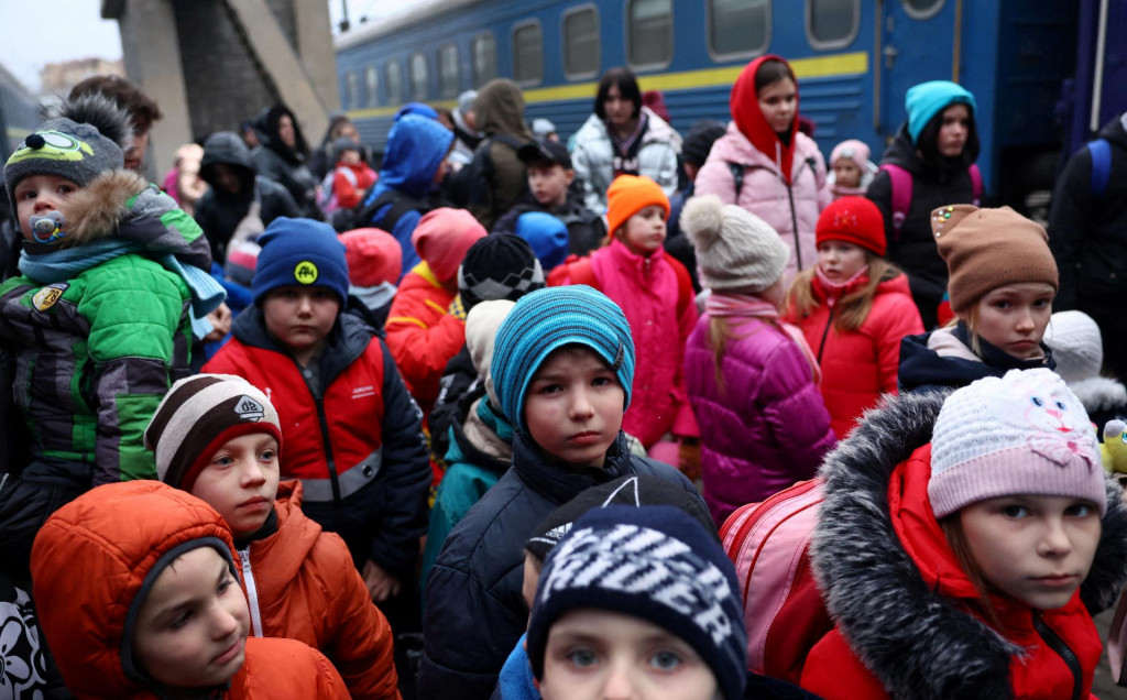 Ukrajinské deti počas evakuácie. FOTO: Reuters