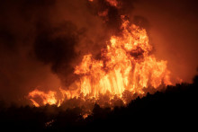 Lesné požiare v Grécku. FOTO: Reuters