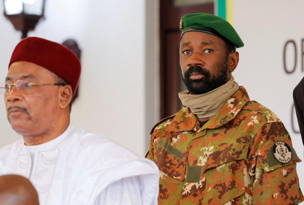 Plukovník Assimi Goita, vodca malijskej vojenskej junty stojí za nigerským prezidentom Mahamadou Issoufou. FOTO: Reuters