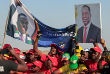 Priaznivci vládnucej strany prezidenta Zimbabwe Emmersona Mnangagwu ZANU-PF sa zúčastňujú na poslednom zhromaždení strany v Shurugwi, ktoré sa nachádza v provincii Midlands v Zimbabwe. FOTO: Reuters