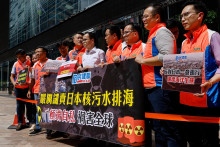 Demonštranti protestujú po tom, čo Japonsko oznámilo plán na vypustenie upravenej rádioaktívnej vody z poškodenej jadrovej elektrárne Fukušima do mora v Hongkongu, Číne. FOTO: Reuters