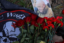 Portrét šéfa wagnerovcov Jevgenija Prigožina pri provizórnom pamätníku neďaleko bývaléj centrále PMC Wagner v Petrohrade. FOTO: Reuters
