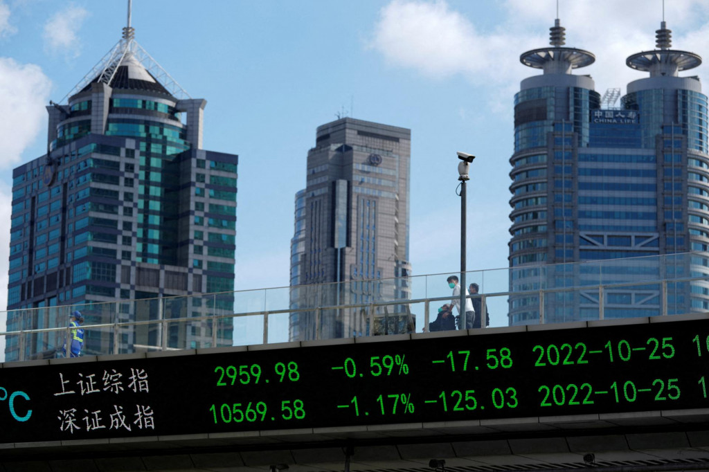 Elektronická tabuľa ukazuje akciové indexy Šanghaja a Šen-čenu vo finančnej štvrti Lujiazui v Šanghaji, Čína. FOTO: Reuters