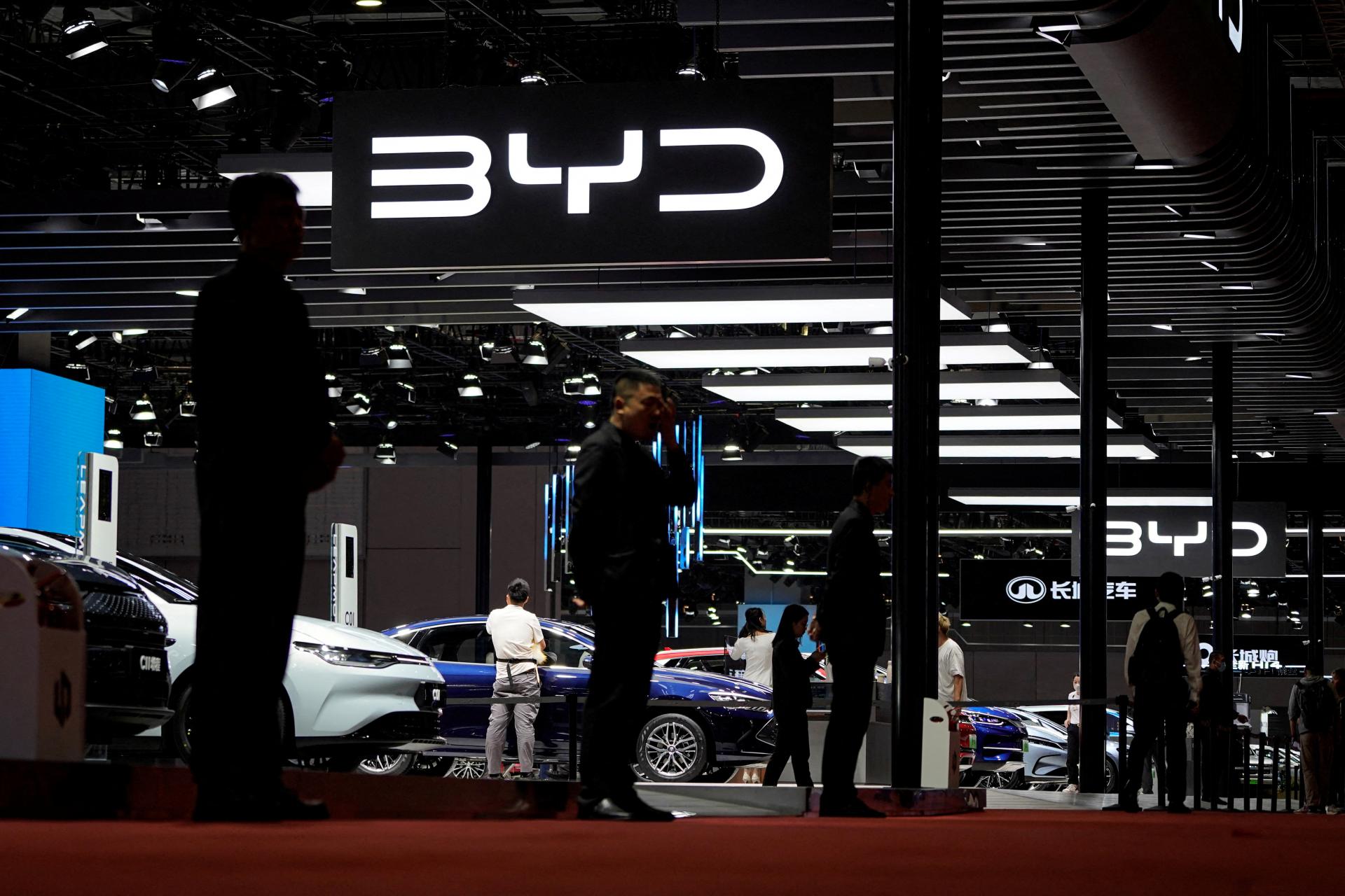 Zisk čínskej automobilky BYD vzrástol v prvom polroku na trojnásobok