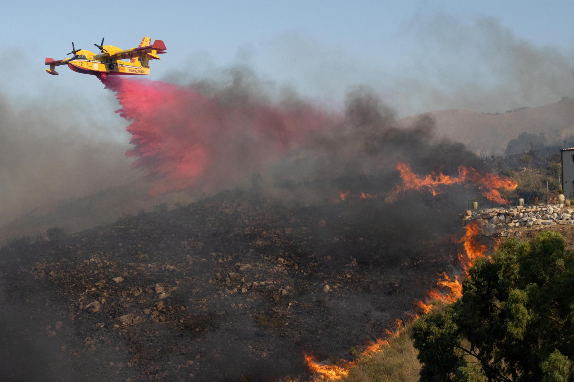 Hasiči na Sicílii bojujú s desiatkami lesných požiarov
