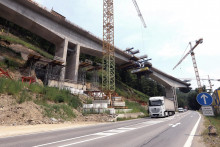 Výstavba úseku rýchlostnej cesty R2 Kriváň – Mýtna napreduje. FOTO: TASR/Ján Krošlák