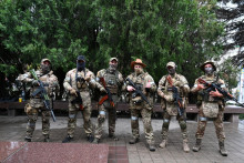 Bojovníci súkromnej žoldnierskej Wagnerovej skupiny neďaleko veliteľstva Južného vojenského okruhu v meste Rostov nad Donom. FOTO: Reuters