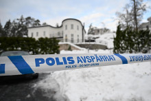 Na archívnej snímke z 22. novembra 2022 v Štokholme policajná páska pred domom, kde švédska tajná služba zatkla dve osoby pre podozrenie zo špionáže. FOTO: TASR/AP