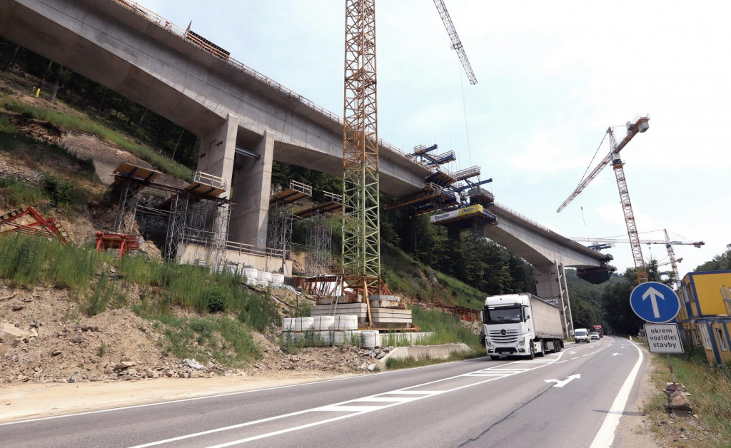 Výstavba úseku rýchlostnej cesty R2 Kriváň – Mýtna napreduje. FOTO: TASR/Ján Krošlák