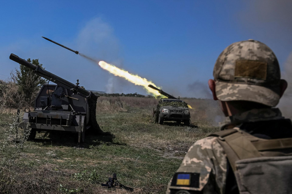 Ukrajinci pália na ruské pozície. FOTO: Reuters