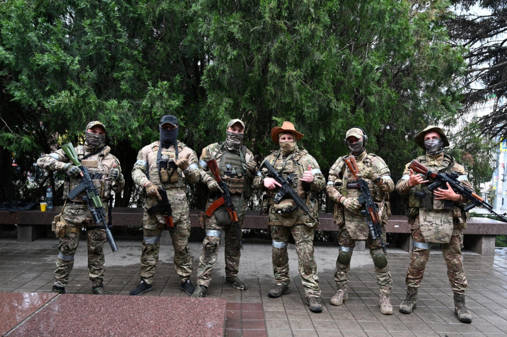 Bojovníci súkromnej žoldnierskej Wagnerovej skupiny neďaleko veliteľstva Južného vojenského okruhu v meste Rostov nad Donom. FOTO: Reuters