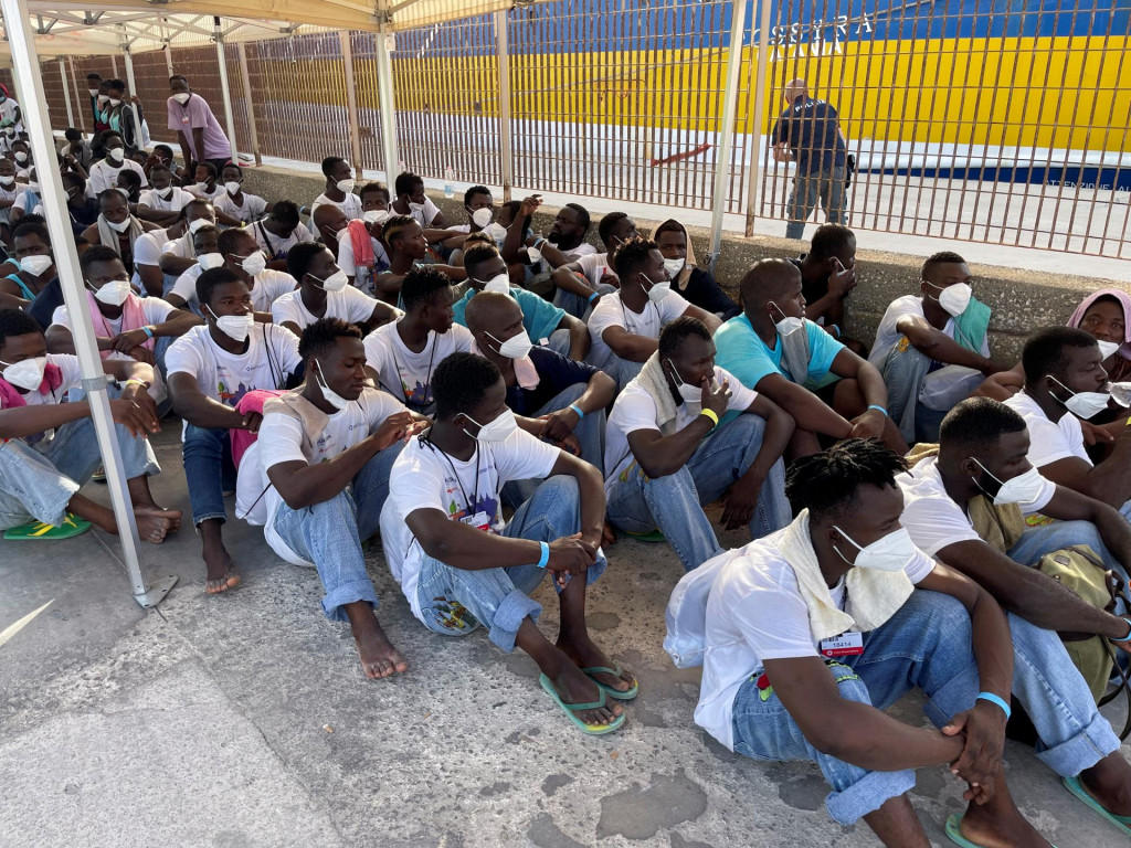 Migranti na ostrove Lampedusa, Taliansko. FOTO: REUTERS