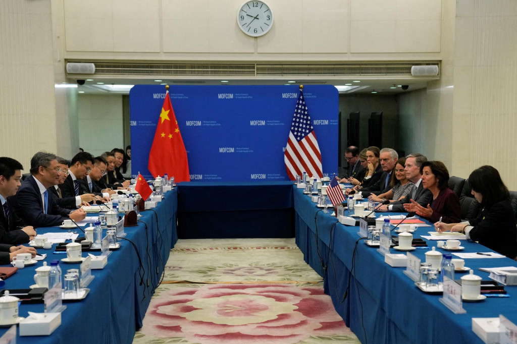 Americká ministerka obchodu Gina Raimondo (druhá vpravo) hovorí počas stretnutia s čínskym ministrom obchodu Wang Wentaom (druhý vľavo) na ministerstve obchodu v Pekingu. FOTO: Reuters