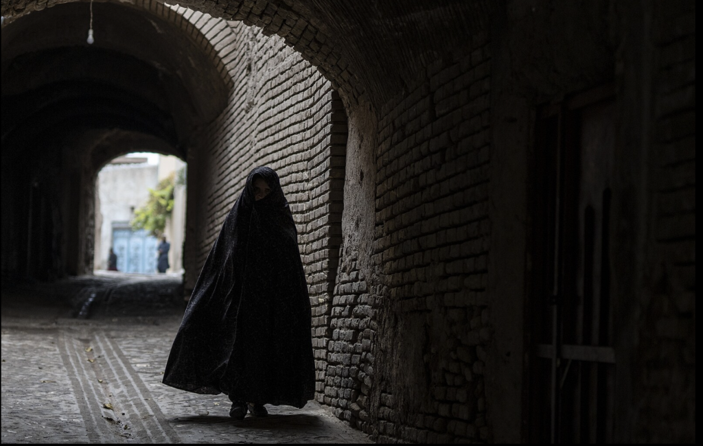 Ženy pod vládou Talibanu majú zakázané chodiť do školy či von. Zarábajú si predajom svojich výrobkov.