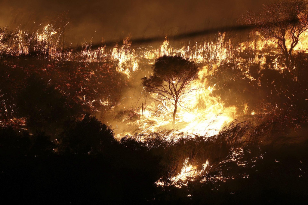 Požiar horí v blízkosti miest Alcamo a Partinico na talianskom ostrove Sicília. FOTO: TASR/AP
