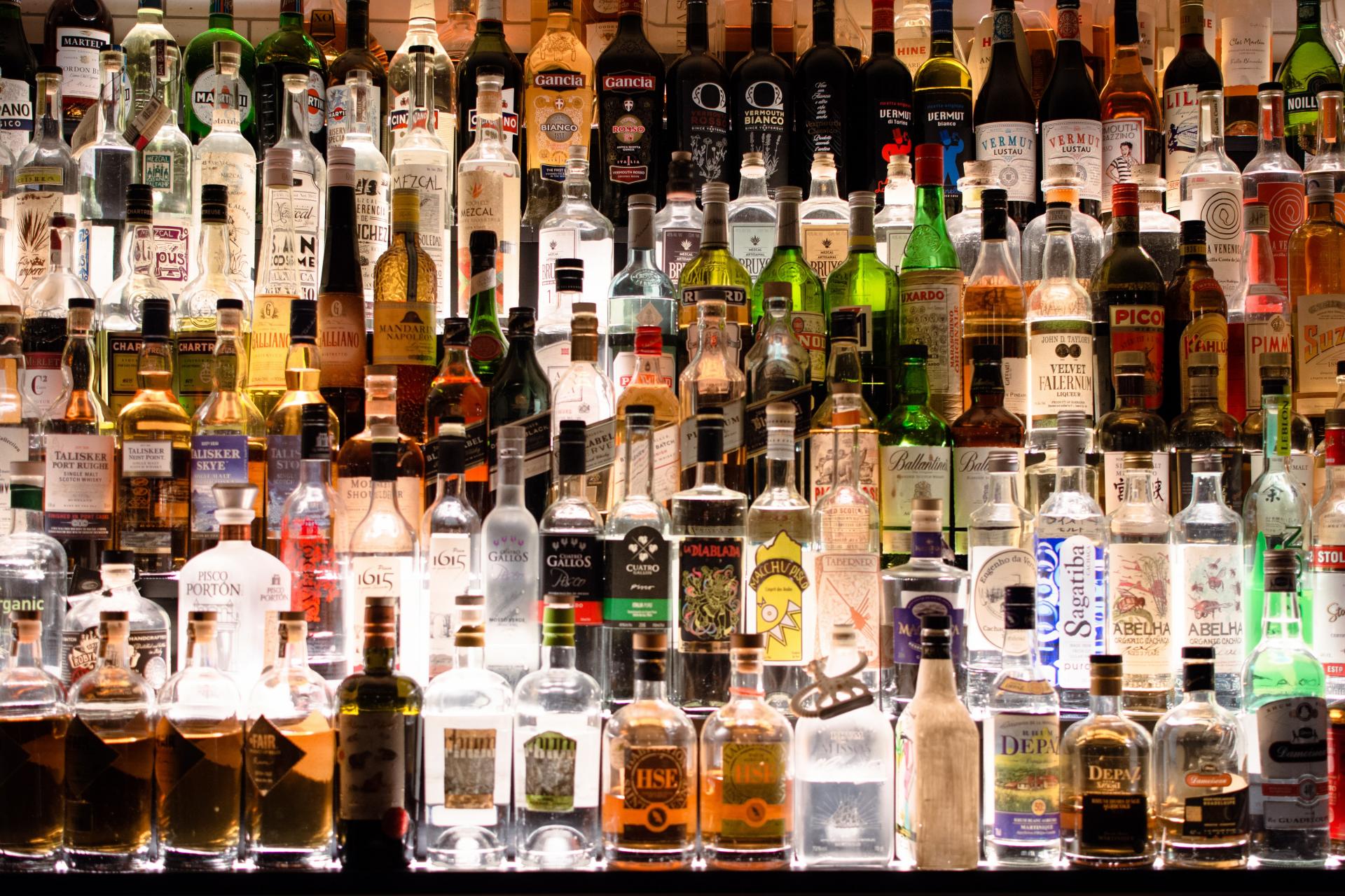 S alkoholom má problém až 600-tisíc Slovákov, ukázal nový prieskum. Ktoré skupiny ľudí pijú najviac?