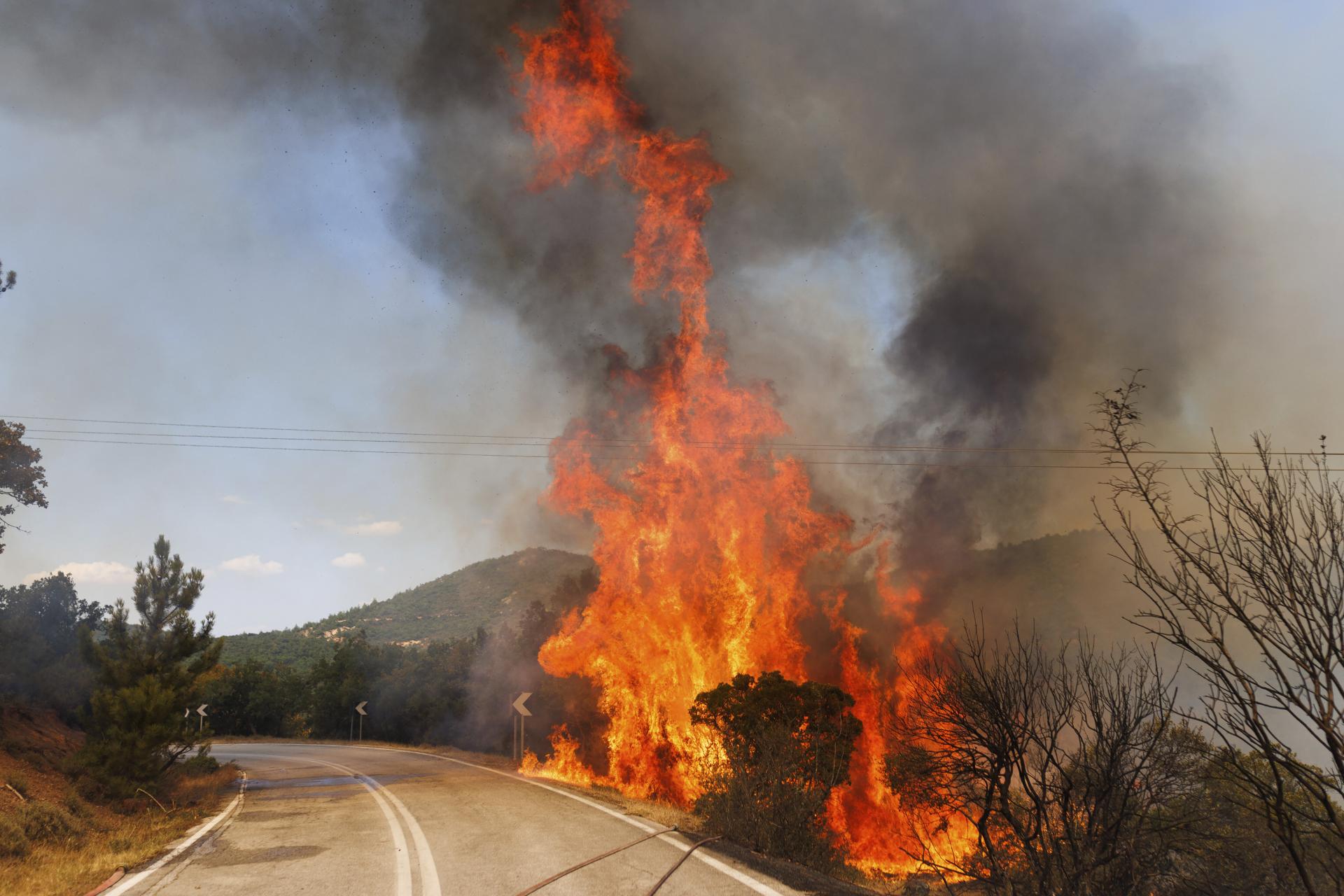 Požiar na severovýchode Grécka nie je ani po jedenástich dňoch pod kontrolou