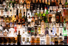 Alkohol si „aspoň občas” dopraje až 77 percent našincov, teda 3,4 milióna dospelých. FOTO: Paolo Bendandi/Unsplashed