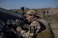 Ukrajinský vojak zameriava pred odplálením rakiet. FOTO: Reuters