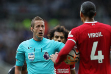 Liverpoolčan Virgil van Dijk sa háda s rozhodcom Johnom Brooksom, ktorý mu ukázal červenú kartu. FOTO: Reuters