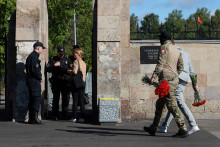 Serafimovský cintorín v Petrohrade, kde zrejme dnes pochovajú Jevgenija Prigožin. Agentúra Reuters zverejnila ráno snímky, na ktorých jeho vchody stráži polícia a prichádzajú ľudia s kvetinami. FOTO: Reuters
