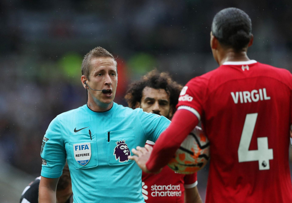 Liverpoolčan Virgil van Dijk sa háda s rozhodcom Johnom Brooksom, ktorý mu ukázal červenú kartu. FOTO: Reuters