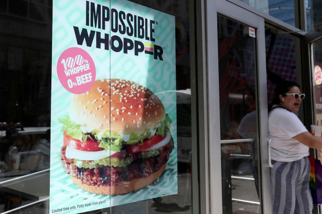 Problematické vyobrazenie burgera Whopper. Žalobcovia tvrdia, že Burger King ukazuje hamburgery, ktorých prísady ”pretekajú cez žemľu”, takže to vyzerá, že sú o 35 percent väčšie než v skutočnosti. FOTO: Reuters
