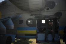 Ukrajinský pilot sedí v bojovom vrtuľníku po návrate z bojov na východe Ukrajiny. FOTO: TASR/AP