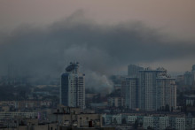 Dym nad Kyjevom. FOTO: REUTERS