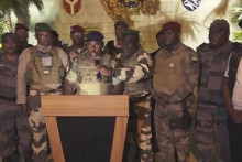 Vojaci v západoafrickom Gabone v stredu 30. augusta 2023 v miestnej televízii ohlásili prevzatie moci, anulovanie výsledkov nedávnych prezidentských volieb, ako aj rozpustenie ”všetkých inštitúcií” v krajine. FOTO: TASR/AP
