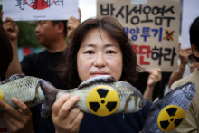 Juhokórejská aktivistka počas protestu proti japonskému plánu vypustiť vyčistenú odpadovú vodu z jadrovej elektrárne Fukušima do oceánu. FOTO: Reuters