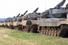 Tanky Leopardy 2A6 na výcvikom centre v Lešti. FOTO: TASR/Ján Krošlák