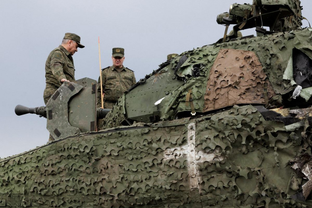 Ruský minister obrany Sergej Šojgu prezerá ukoristené bojové vozidlo pechoty CV-90 švédskej výroby. FOTO: Reuters