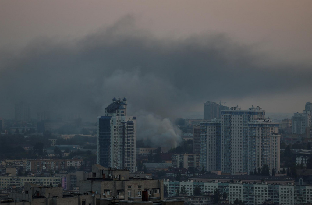 Dym nad Kyjevom. FOTO: REUTERS