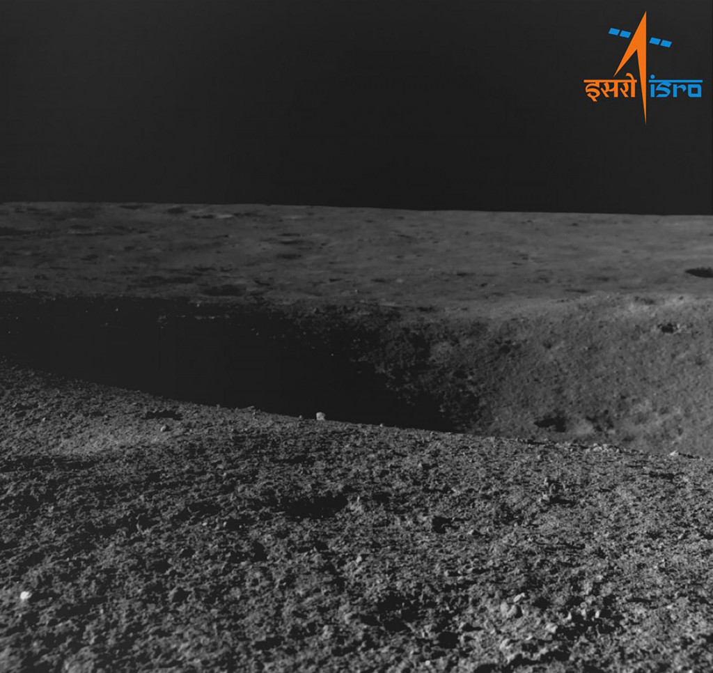 Na snímke indickej vesmírnej výskumnej organizácie je vidieť indickú medziplanetárnu sondu Čandraján-3 z navigačnej kamery. FOTO: TASR/AP