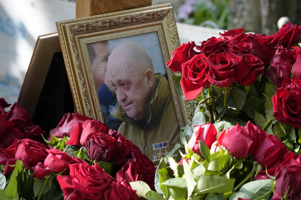Fotografia zakladateľa ruskej žoldnierskej Vagnerovej skupiny Jevgenija Prigožina na jeho hrobe na Porochovskom cintoríne v Petrohrade. FOTO: TASR/AP