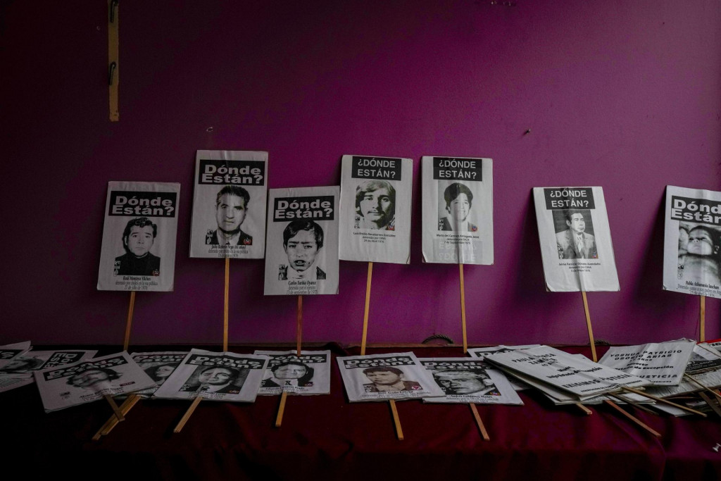 Portréty osôb, ktoré boli zadržané a následne zmizli počas diktatúry Augusta Pinocheta v rokoch 1973 až 1990 v čilskej metropole Santiago. FOTO: TASR/AP